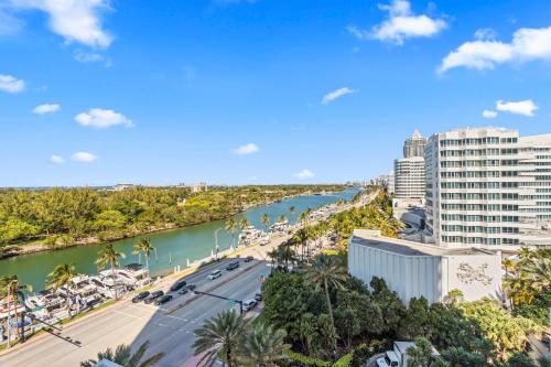 a view of the river and buildings at Luxury King apartment with Bay View at Miami Beach in Miami Beach