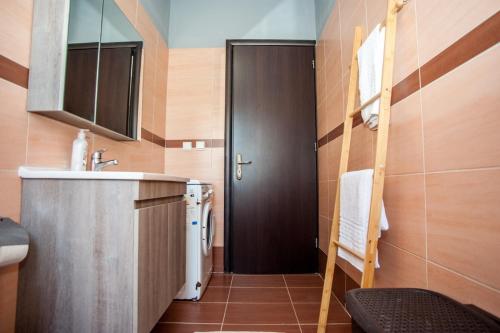 ein kleines Bad mit einem Waschbecken und einer Tür in der Unterkunft Gravanis IR Home in Pesádha