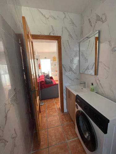 ラス・ネグラスにあるEL DUENDEのバスルーム(洗濯機、乾燥機付)