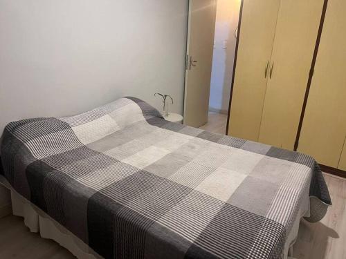 Ένα ή περισσότερα κρεβάτια σε δωμάτιο στο Apartamento em Copacabana Posto 3