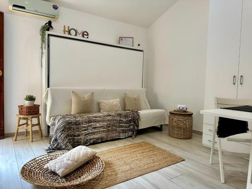 1 dormitorio con 1 cama con cabecero grande en Eleonora House, en Roma