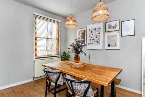 - une salle à manger avec une table et des chaises en bois dans l'établissement 3 Bedroom Semi-Detached House Ideal for Corporate Stays in Nottingham, à Nottingham