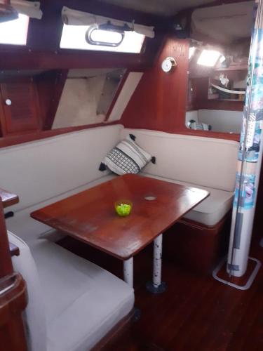 a small table in the back of a boat at Voilier privatisé au mouillage in Fort-de-France