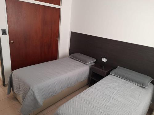 two beds sitting next to each other in a room at Departamento Boulevard Centro in Santa Fe