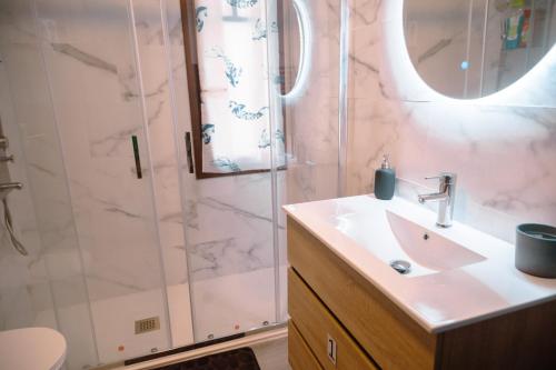 a bathroom with a sink and a shower at Chalet Bilbao-Aeropuerto in Sondika