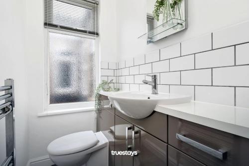bagno bianco con lavandino e servizi igienici di NEW Sackville House - Comfy 4 Bedroom House a Stoke on Trent