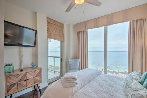 una camera da letto con un letto con vista sull'oceano di Exquisite Island Condo Resort Perks and Views! a Pensacola Beach
