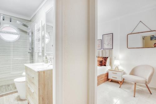 La salle de bains est pourvue d'un lavabo, de toilettes et d'une chaise. dans l'établissement Apartament "VERANO AZUL" La Mata, à La Mata
