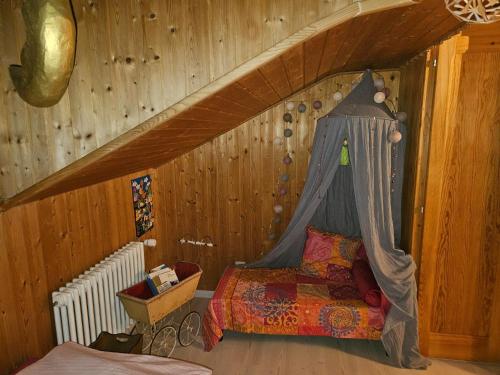 - une chambre pour enfants avec un lit dans le grenier dans l'établissement La Pergola, à Montreux