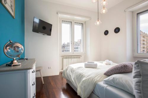 ローマにあるIl Principe, Elegant Family Apartment two bedroom near Colosseumのベッドと薄型テレビのある寝室