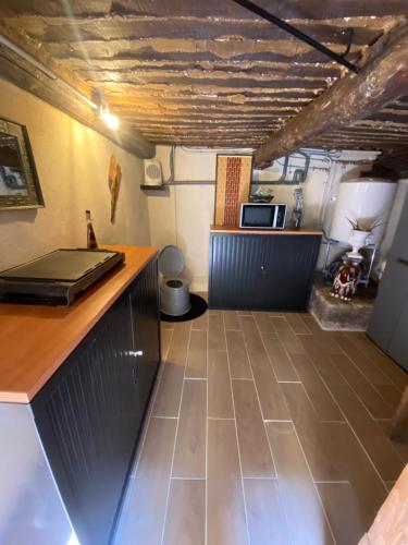 una cucina con bancone e piano di lavoro di Logement atypique avec jacuzzi inclus a Mallemort
