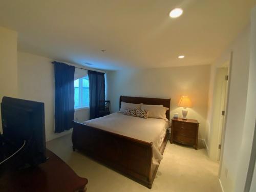 una camera da letto con un letto e una televisione di Gorgeous Suite on East Grand Traverse Bay a Traverse City
