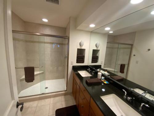 un ampio bagno con due lavandini e una doccia di Gorgeous Suite on East Grand Traverse Bay a Traverse City