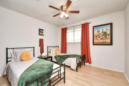 sypialnia z 2 łóżkami i wentylatorem sufitowym w obiekcie 5 Beds - 3 Bedrooms Near Galleria With Patio w mieście Houston