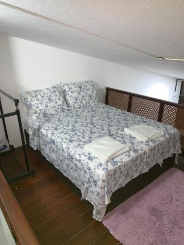 um pequeno quarto com uma cama num quarto em A12 Pé na Areia em Marechal Deodoro