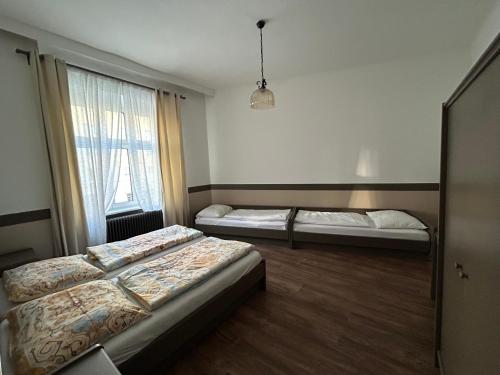 Cette chambre comprend 2 lits et une fenêtre. dans l'établissement Reiner 11 Apartment, à Vienne