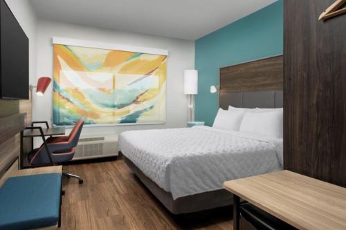 um quarto de hotel com uma cama e uma cadeira em Tru By Hilton San Antonio North em San Antonio