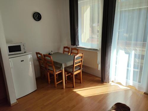 uma cozinha com mesa e cadeiras e uma janela em Apartmán LUCKA em Donovaly