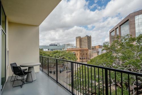 Origin Baton Rouge, a Wyndham Hotelにあるバルコニーまたはテラス