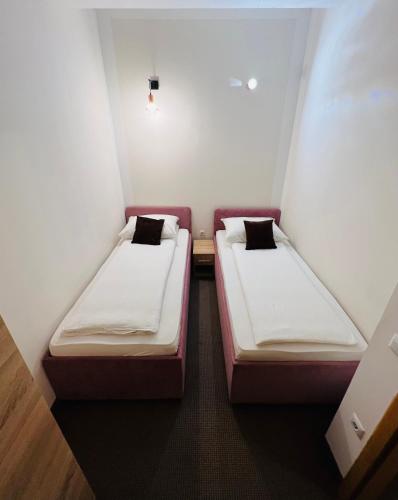 2 Betten in einem kleinen Zimmer mit in der Unterkunft Stan na dan / rent-a-flat per day in Bugojno