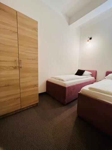 Zimmer mit 2 Betten und einem Schrank mit 2 Betten in der Unterkunft Stan na dan / rent-a-flat per day in Bugojno