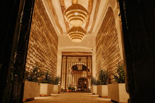 un pasillo vacío en un edificio con techos grandes en Hotel La Corada, en Villa de Leyva