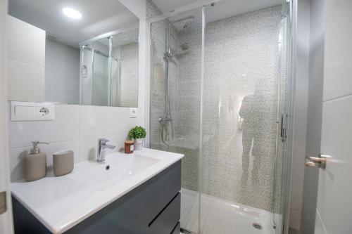 a bathroom with a sink and a shower at Nordik Apartments Urban - Bellavista "Moskenes" in Málaga