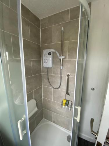 Bathroom sa The Marlene - Lovely 3-Bed Home - Free WIFI & Parking - Short or Long Stays