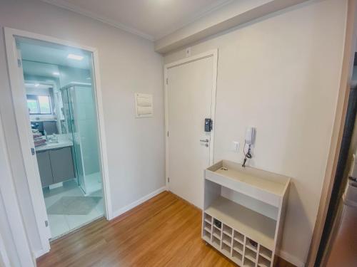 a bathroom with a sink and a shower at Lindo Apartamento - 15 min de Pinheiros in Osasco