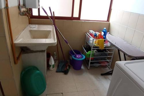 a bathroom with a sink and a mop at Estudio a estrenar en Miraflores in La Paz