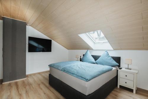 a bedroom with a bed and a skylight at Ferienwohnung Krist in Osburg