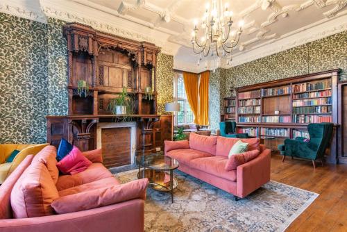 Ruang duduk di 9 Bedrooms Grand Manor House Near Bath, Sleeps 26