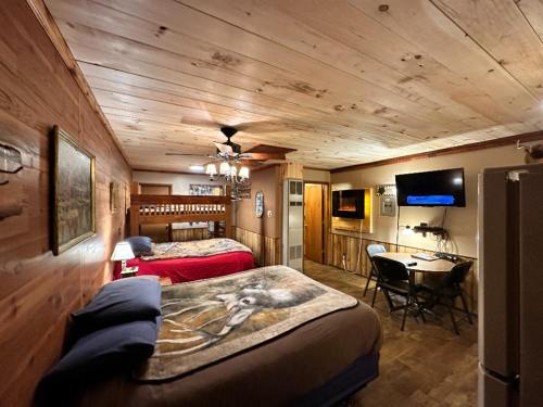 Best Bear Lodge في Irons: غرفة بسريرين وطاولة فيها