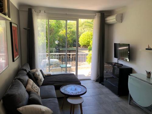 Stylish Cannes Apartment,only 60m to Sandy Beach, Privat 80m2 Garden, Central Location