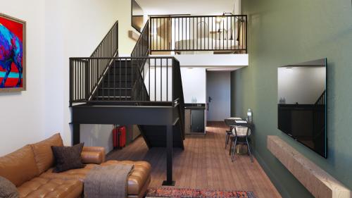 - un salon avec un canapé et un escalier dans l'établissement The Rathbone Hotel, à Montrose