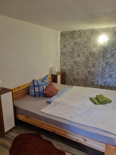 een slaapkamer met een bed met een houten frame bij Natur in Blankenhain