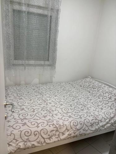 uma cama não feita num quarto com uma janela em Ivet Apartmets em Ledine