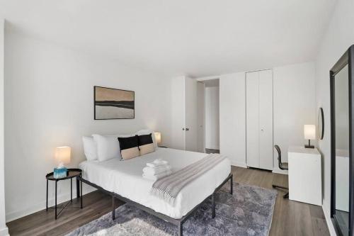 芝加哥的住宿－1BR Contemporary Urban Apartment - Regents Park N2308 rep，白色卧室配有一张大床和一张桌子