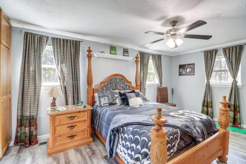 1 dormitorio con 1 cama y ventilador de techo en Charming Fairfield Bay Home on Golf Course en Fairfield Bay