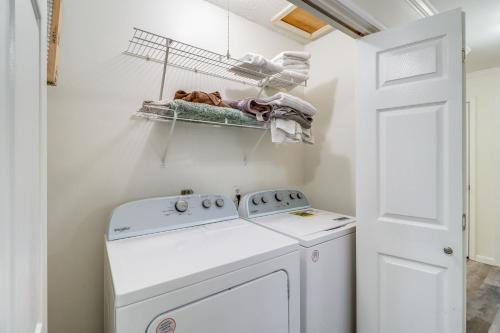 lavadero con lavadora y secadora en Charming Fairfield Bay Home on Golf Course en Fairfield Bay