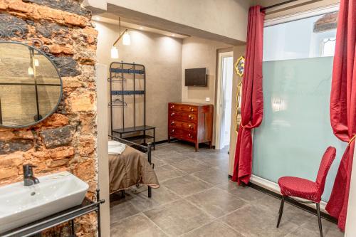 un bagno con lavandino e specchio di MonteVergine Domus a Catania