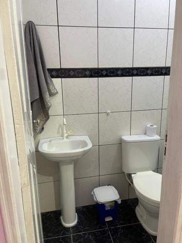 a bathroom with a sink and a toilet at Kit net CN in Ananindeua