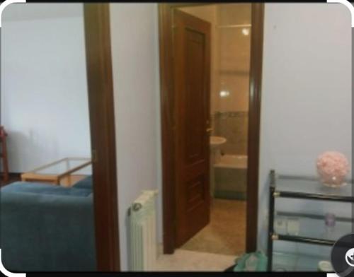 a room with a door and a bathroom with a tub at PISO DEL PARQUE 2 in Santiago de Compostela