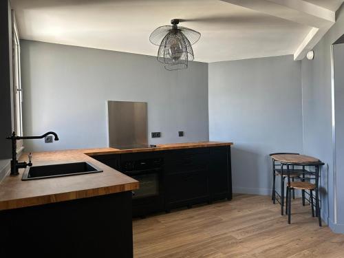 une cuisine avec un évier et un plan de travail dans l'établissement Hotel Inn Paris Nord Porte de Saint Ouen, à Saint-Ouen