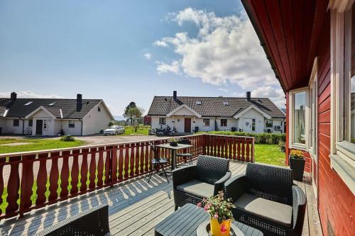una terrazza con due sedie e un tavolo su una casa di Steiroveien a Sortland