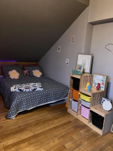 une petite chambre avec un lit et une table dans l'établissement Charmante maison de ville avec jardin et piscine, à Auxerre