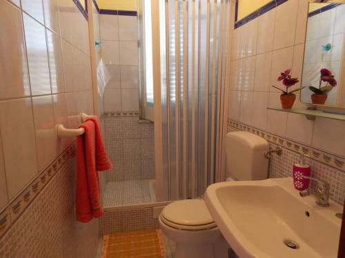 La salle de bains est pourvue de toilettes et d'un lavabo. dans l'établissement Siculiana Marina - oasi wwf, à Siculiana Marina