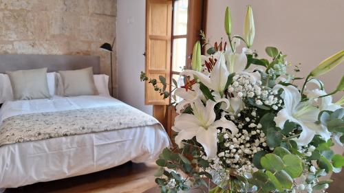 a bedroom with a bed and a large bouquet of flowers at Poeta Iglesias 22 in Salamanca