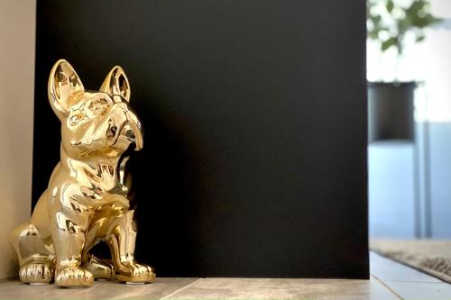a gold statue of a dog sitting on the floor at GLAD Spot: Zurich - Central - Design - Netflix in Zürich