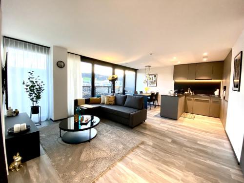 蘇黎世的住宿－GLAD Spot: Zurich - Central - Design - Netflix，客厅配有沙发和桌子